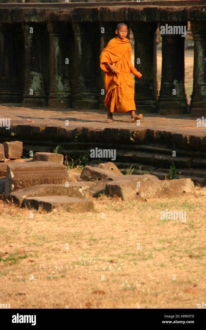 Un giovane bambino monaco camminando in Angkor Wat Cambogia Foto Stock