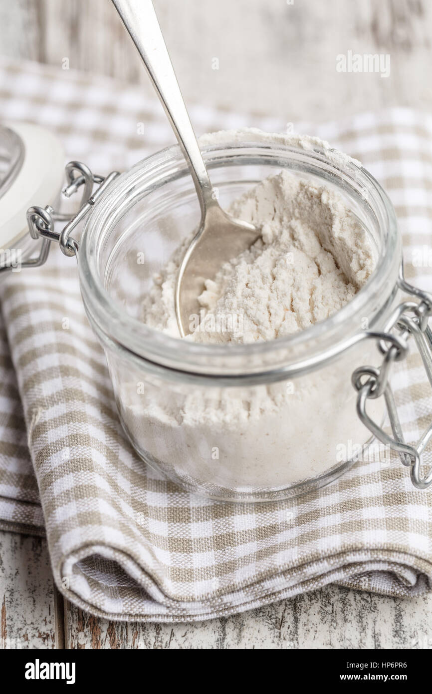 Farina bianca in un vasetto di vetro Foto Stock