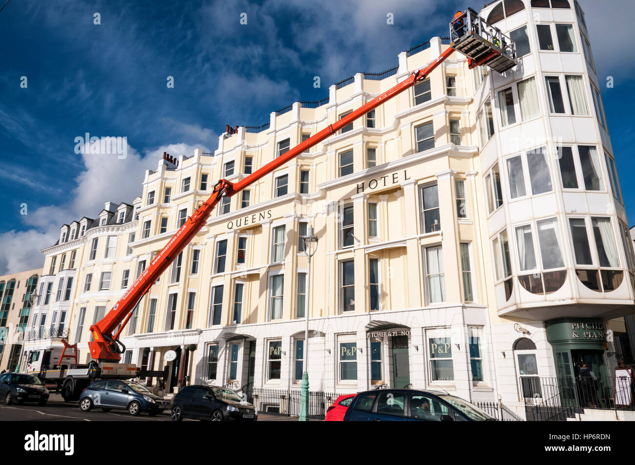 Una Palfinger 480 cherry picker essendo utilizzato per dare accesso per lavori di manutenzione, eventualmente per la pulizia dei vetri, su Queens Hotel, Brighton. Foto Stock