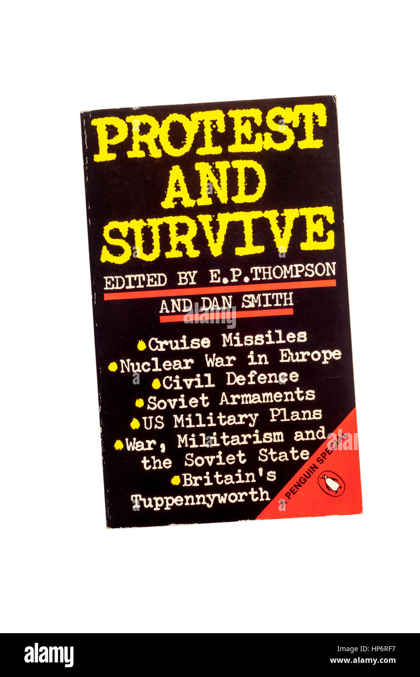 Protesta e di sopravvivere a cura di E.P. Thompson e Dan Smith è stata una risposta alla richiesta del governo pamphlet di proteggere e di sopravvivere. Pubblicato in 1980. Foto Stock