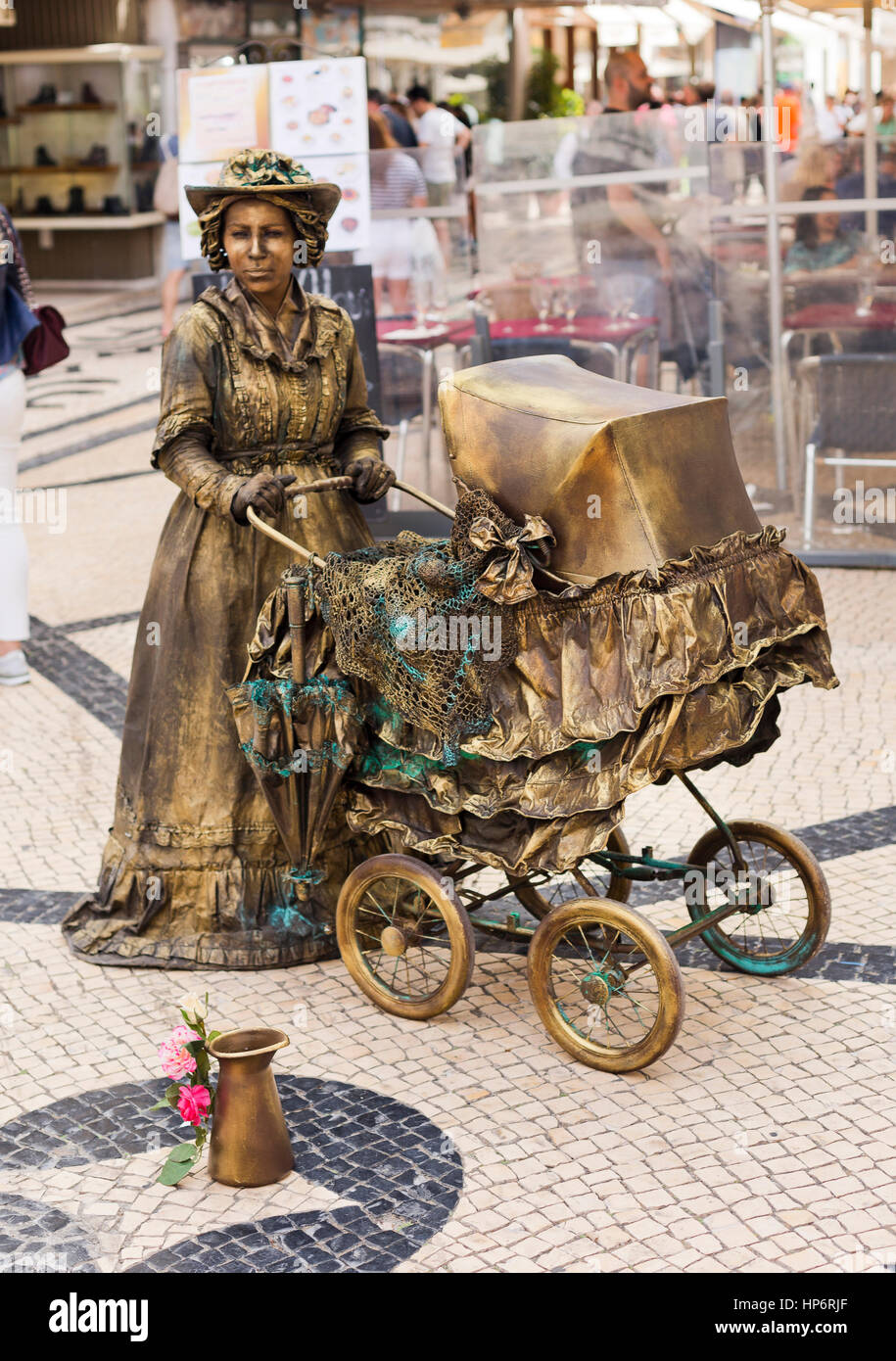 Un esecutore di strada svolge una statua vivente in Rua Augusta street nel centro di Lisbona, Portogallo Foto Stock