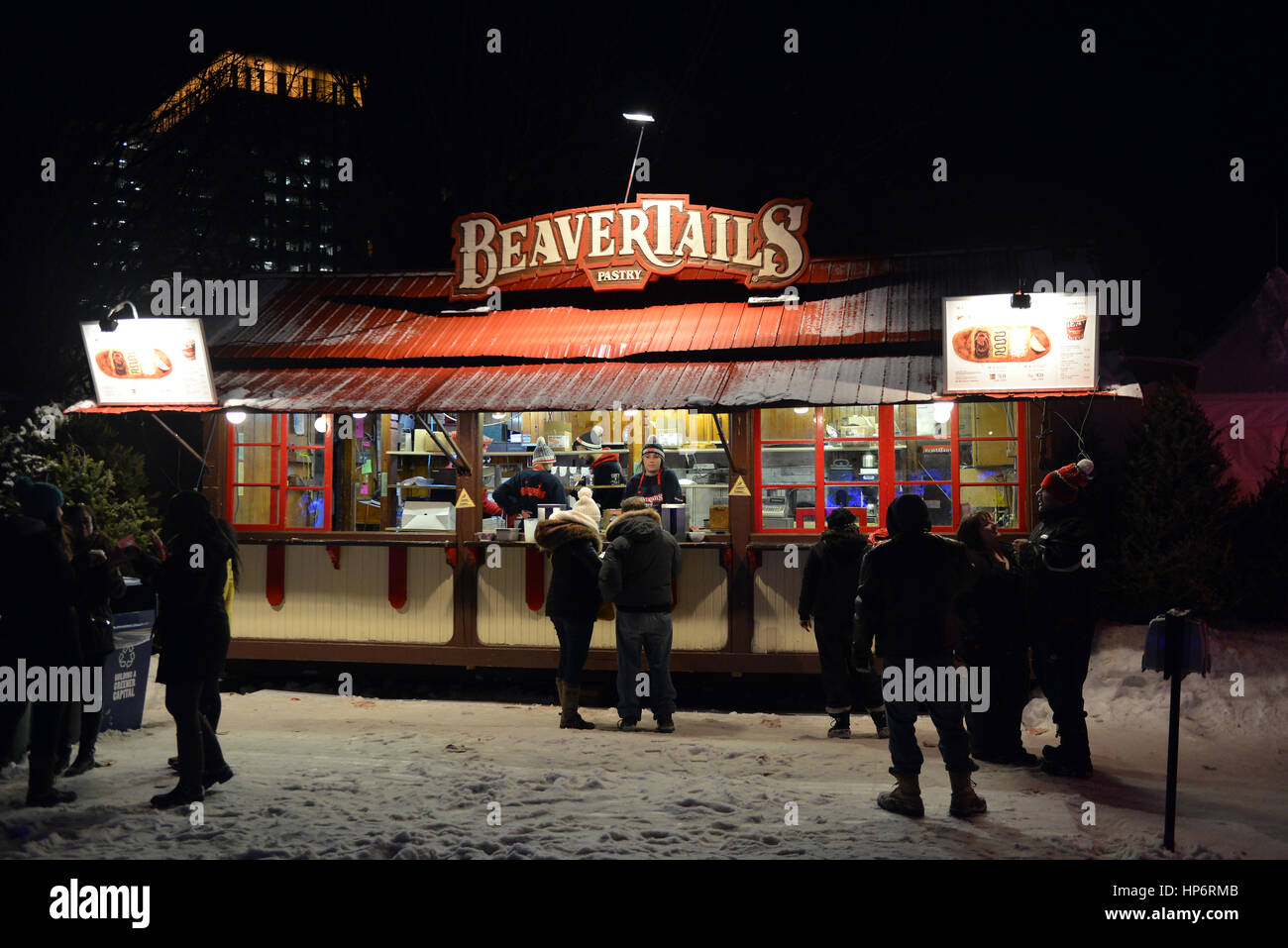 Ottawa, Canada - 5 Febbraio 2017: migliaia di persone prendono parte all'annuale Festival Winterlude e il gusto della pasticceria locale noto come BeaverTails, a Foto Stock