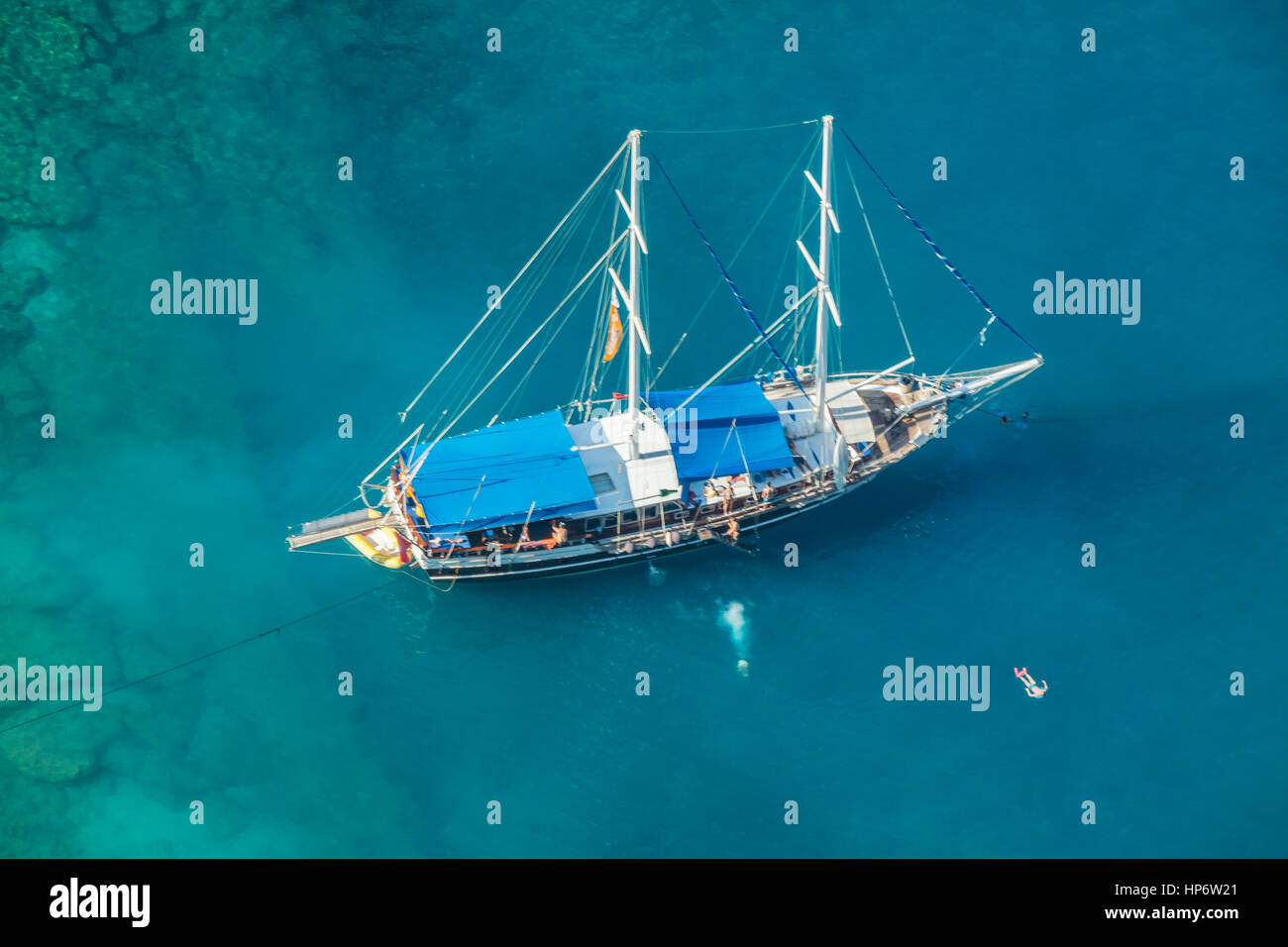 Noleggio Barca Caicco Topview, turco crociera blu barca ancorata nella Valle delle Farfalle. Kelebekler vadisine demirlemiş mavi teknesi tur Foto Stock