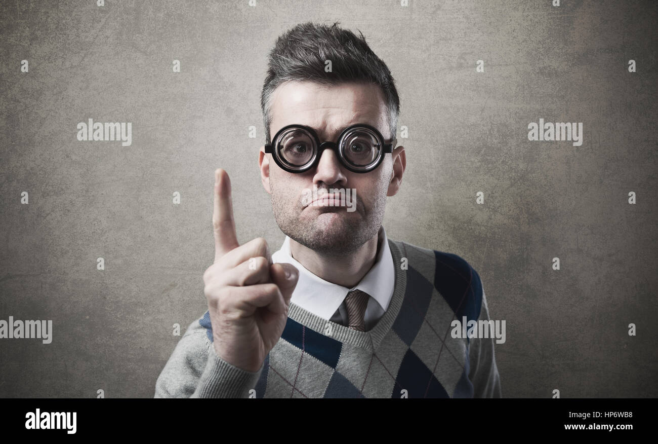 arrabbiato-ragazzo-divertente-con-gli-occhiali-il-rimprovero-per-qualcuno-e-puntamento-hp6wb8.jpg