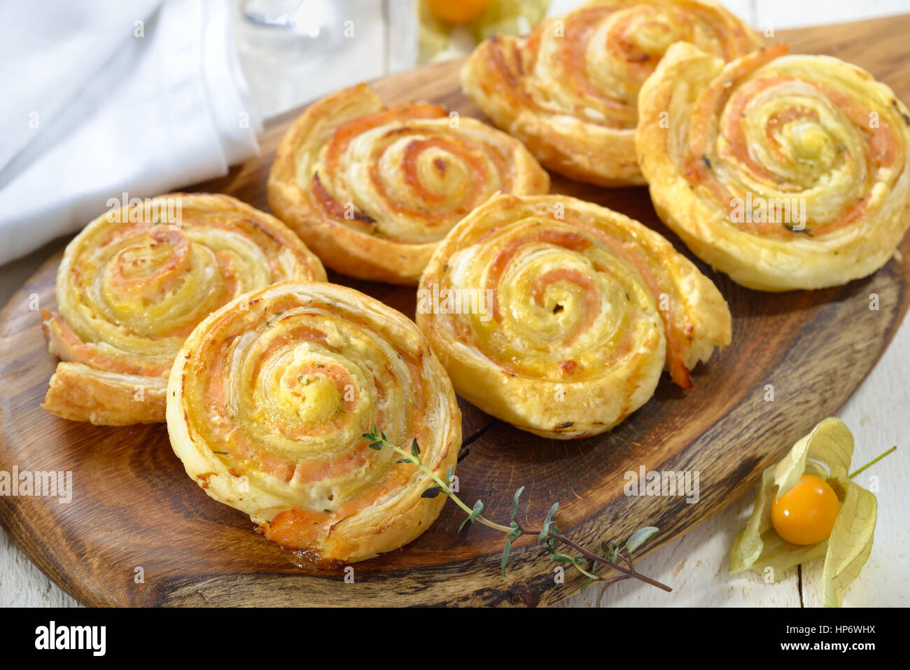 Cotta sostanziosa pasta sfoglia i rotoli con slamon affumicato, crema di formaggio ed erbe fesh Foto Stock