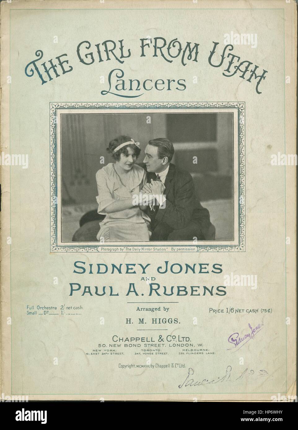 Foglio di musica immagine copertina della canzone "La ragazza di Utah Lancieri [Citazioni da brani musicali, ad esempio, "niente a tutti, a tutti']', con paternitã originale note leggere 'Sidney Jones e Paolo Rubens disposto dall HM bosone di Higgs', Regno Unito, 1913. L'editore è elencato come 'Chappell e Co., Ltd., 50 New Bond Street', la forma della composizione è 'sectional', la strumentazione è 'piano', la prima riga indica 'Nessuno', e l'illustrazione artista è elencato come 'Fotografia di persone non identificate da "Il Daily Mirror Studios.' da il permesso.". Foto Stock