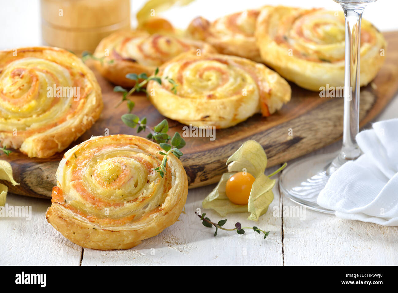 Cotta sostanziosa pasta sfoglia i rotoli con slamon affumicato, crema di formaggio ed erbe fesh Foto Stock
