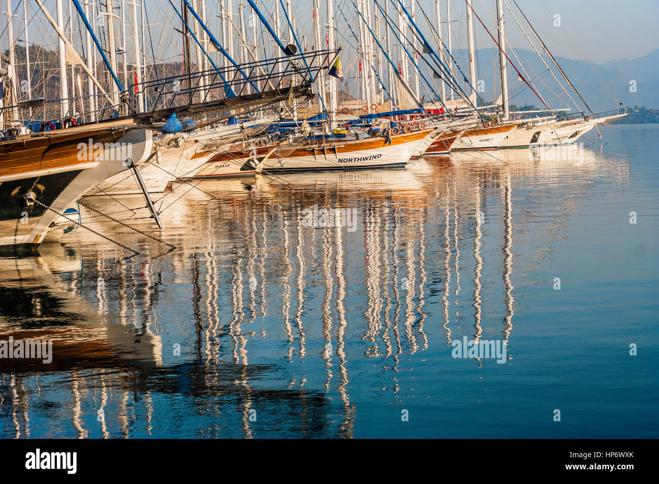 Yacht ancorati lato dal sito al peer - iskelede ynayana guletler Foto Stock