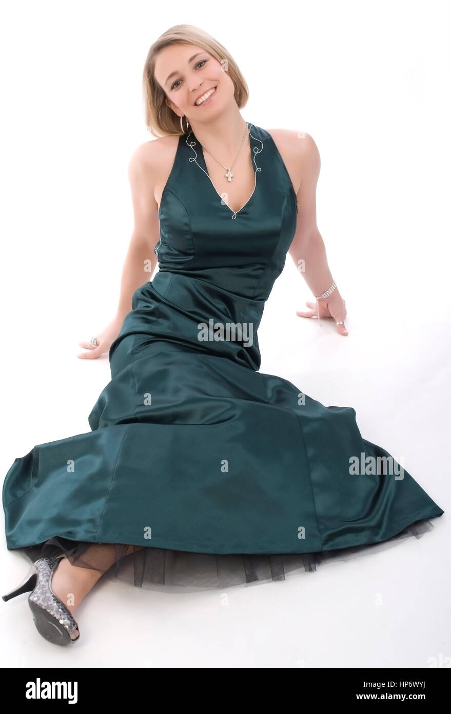 Junge, attraktive Frau, 30, im gruenen Abendkleid - younf, donna attraente in abito da sera Foto Stock