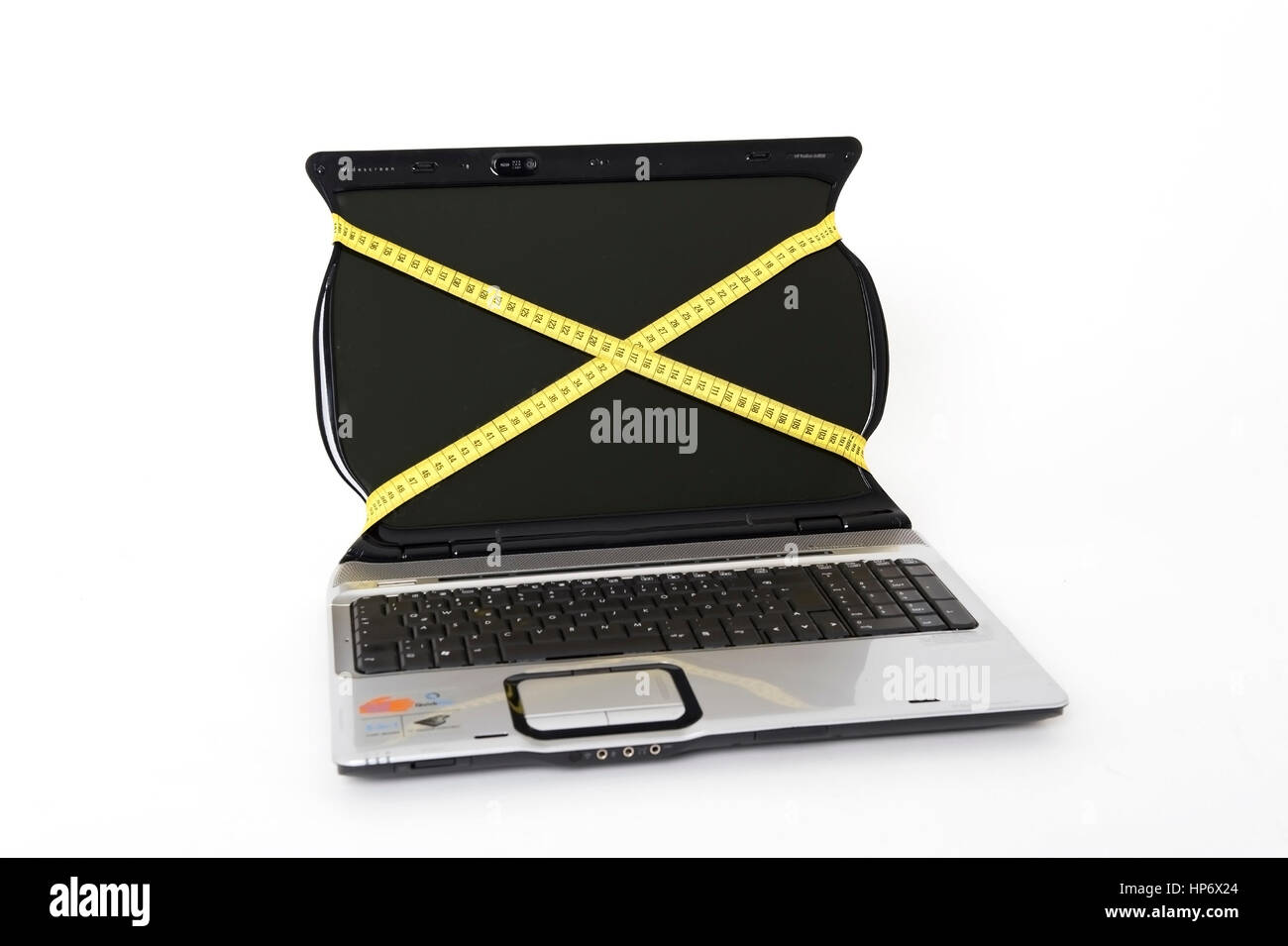 Schlanker Laptop, Massband um geschnuert Laptop - lank laptop Foto Stock