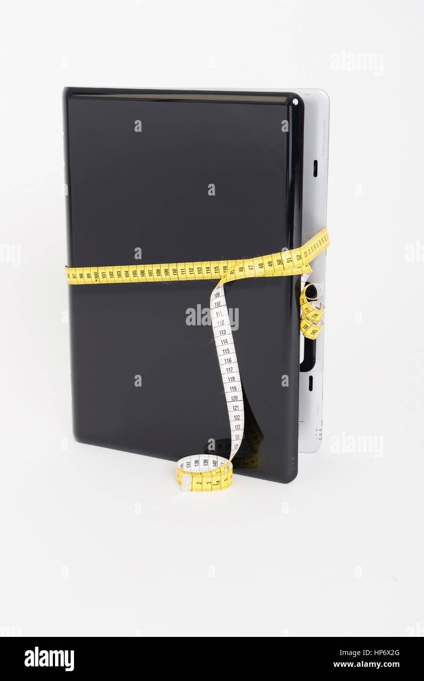 Schlanker Laptop, Massband um geschnuert Laptop - lank laptop Foto Stock