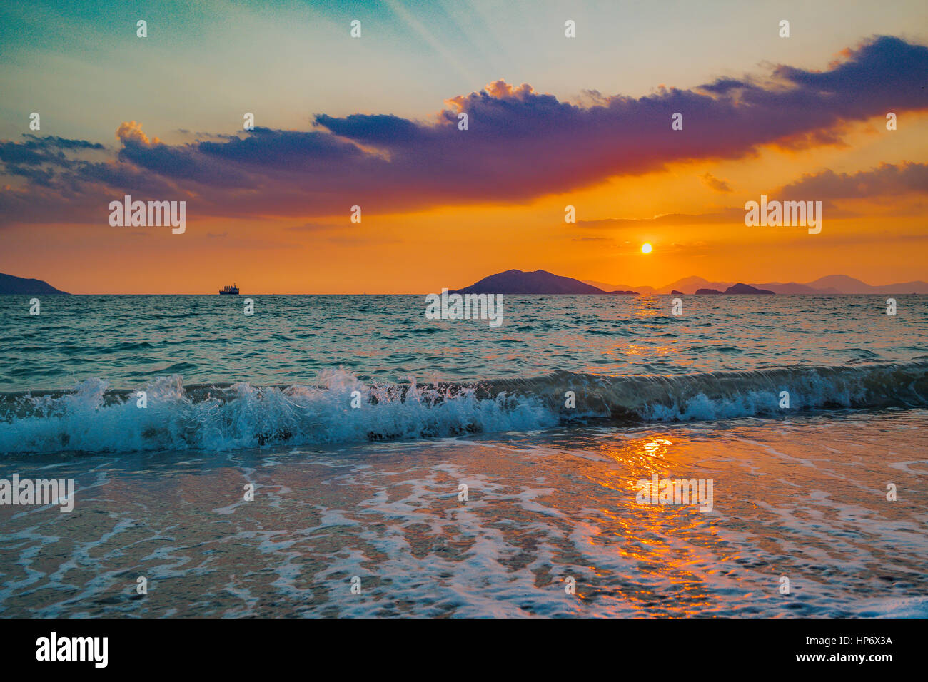 Arancione tramonto dietro l'isola - adanin ardindan batán gunes Foto Stock