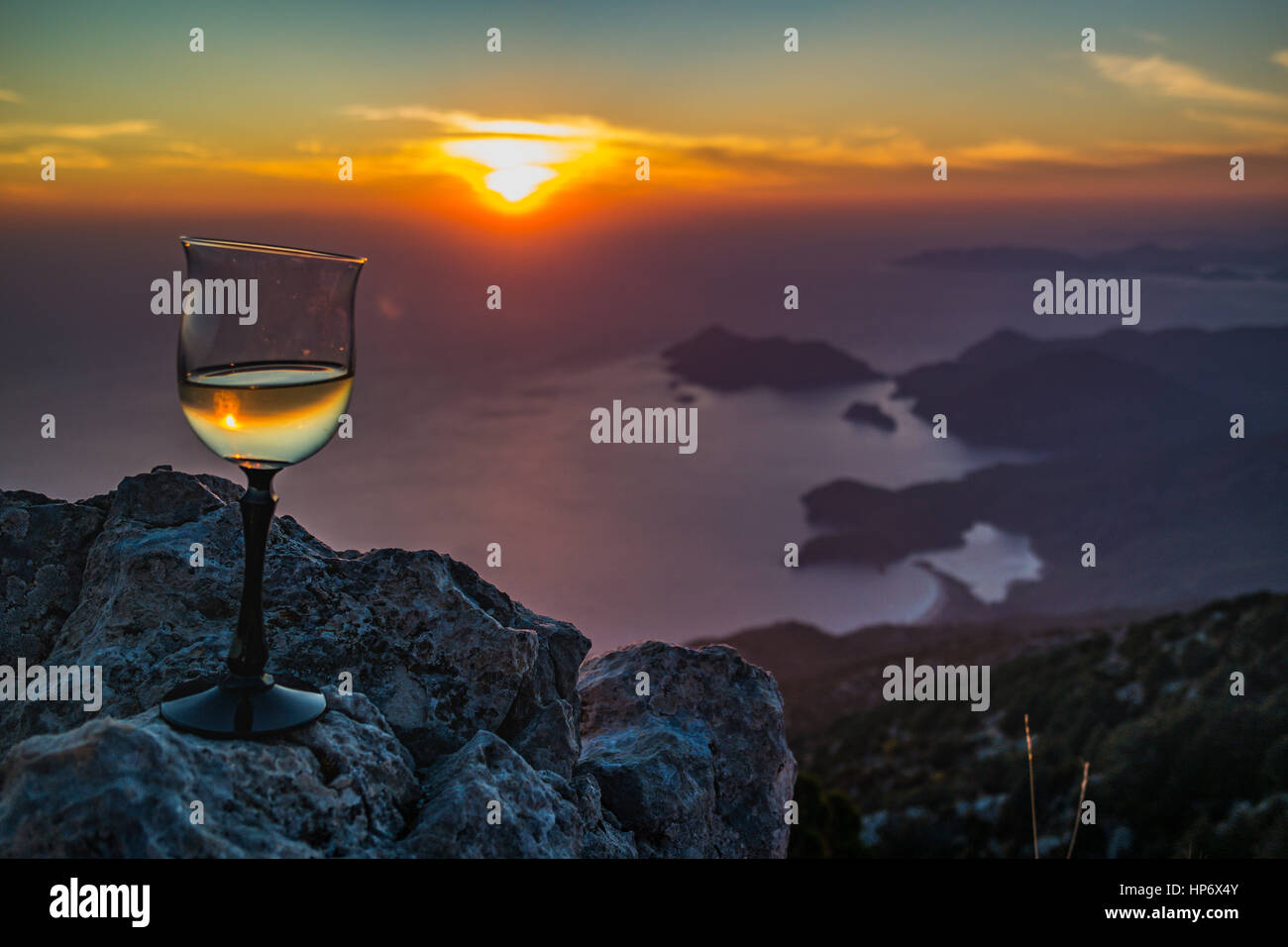 Perfetto tramonto di cremisi wineglass e la laguna blu di oludeniz turchia - oludeniz manzarasi pistola sarap batimi kadehi Foto Stock