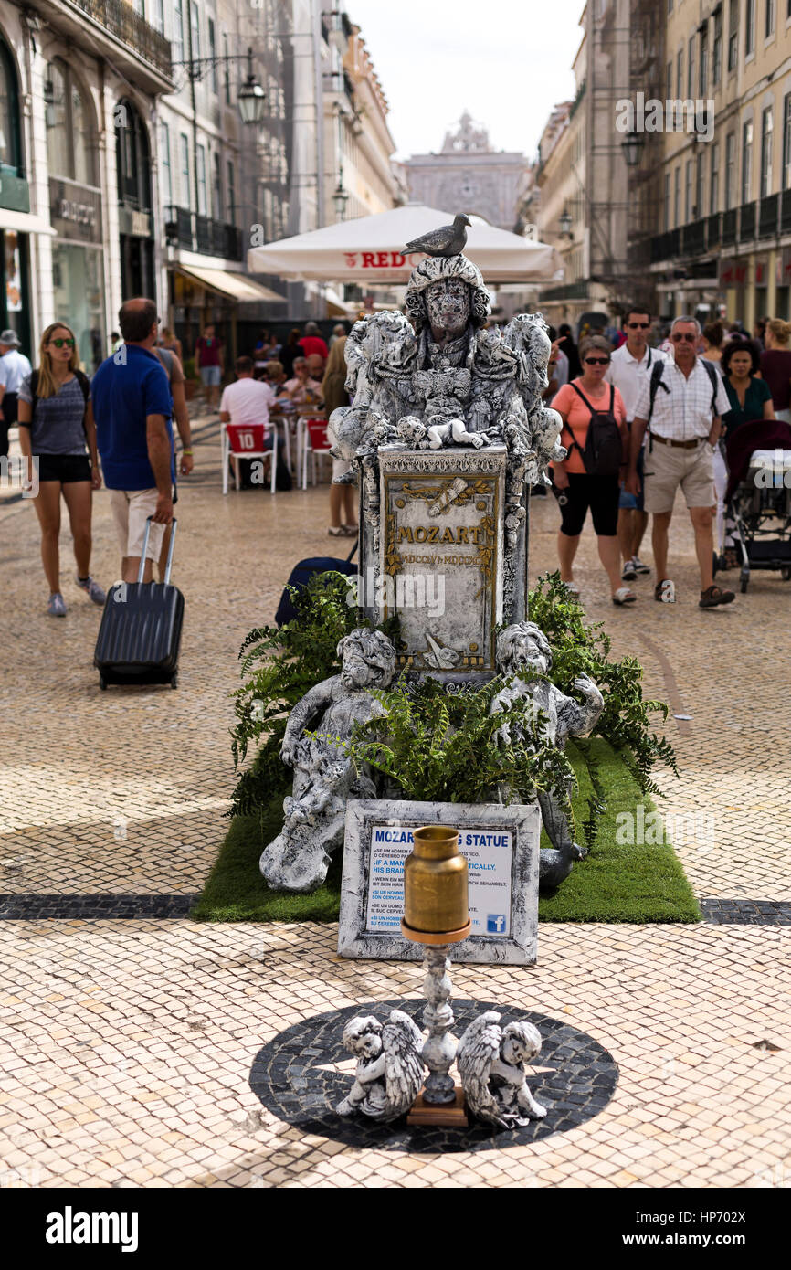 Un esecutore di strada svolge una statua vivente in Rua Augusta street nel centro di Lisbona, Portogallo Foto Stock