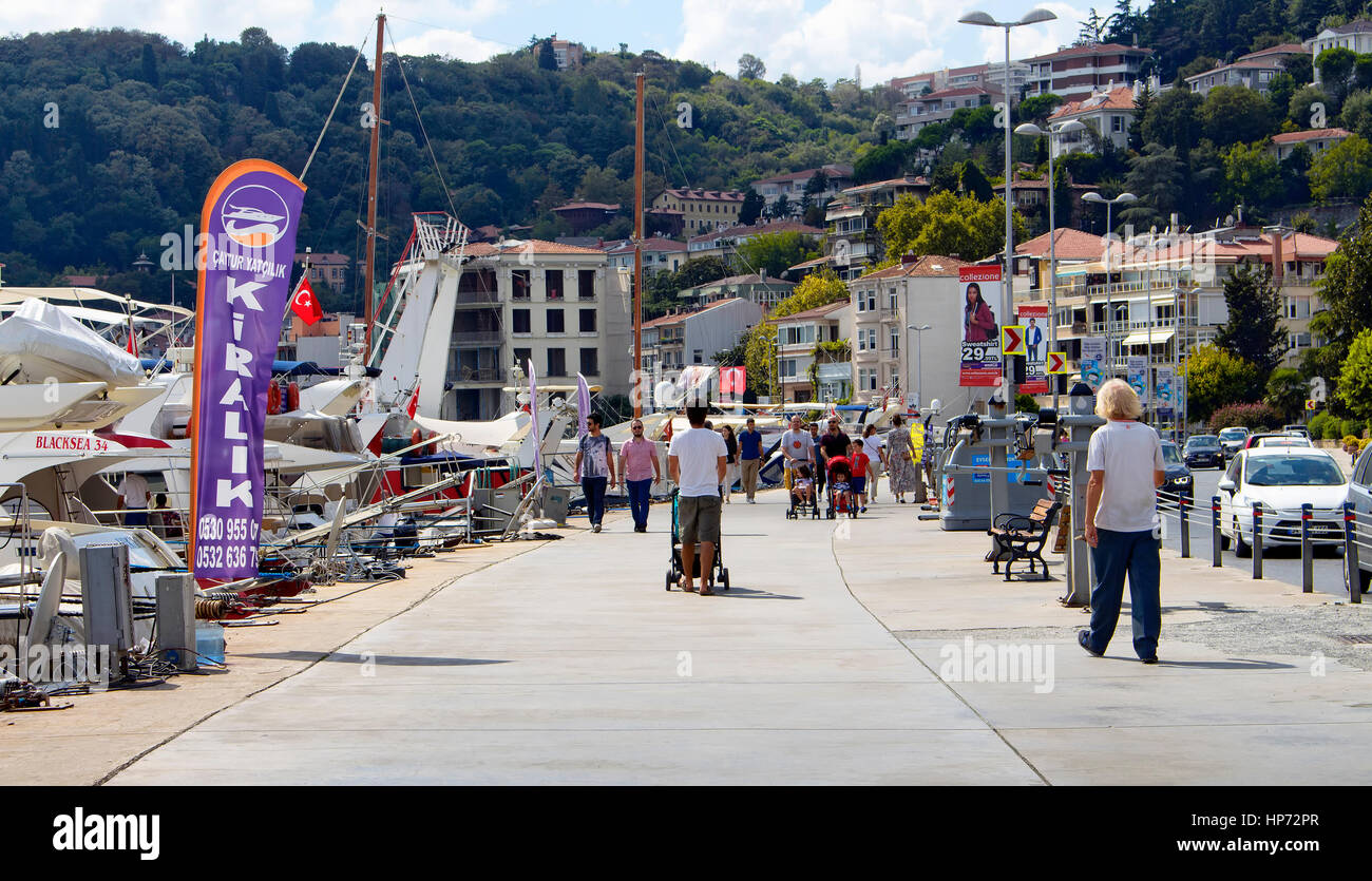 Le persone camminare sul marciapiede tra Bebek e Rumeli Hisari quartieri dal Bosforo a Istanbul. Foto Stock