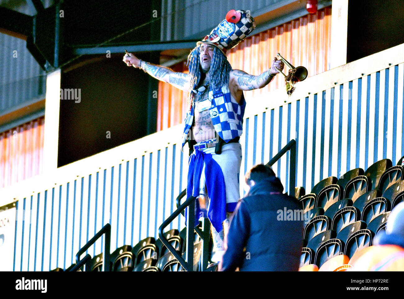 Il fan di Portsmouth John Portsmouth Football Club Westwood durante la partita Sky Bet League 2 tra Barnet e Portsmouth all'Hive Stadium di Londra. 18 febbraio 2017. Solo per uso editoriale. Nessuna merchandising. Per le immagini di calcio si applicano restrizioni fa e Premier League inc. Nessun utilizzo di Internet/mobile senza licenza FAPL - per i dettagli contattare Football Dataco Foto Stock