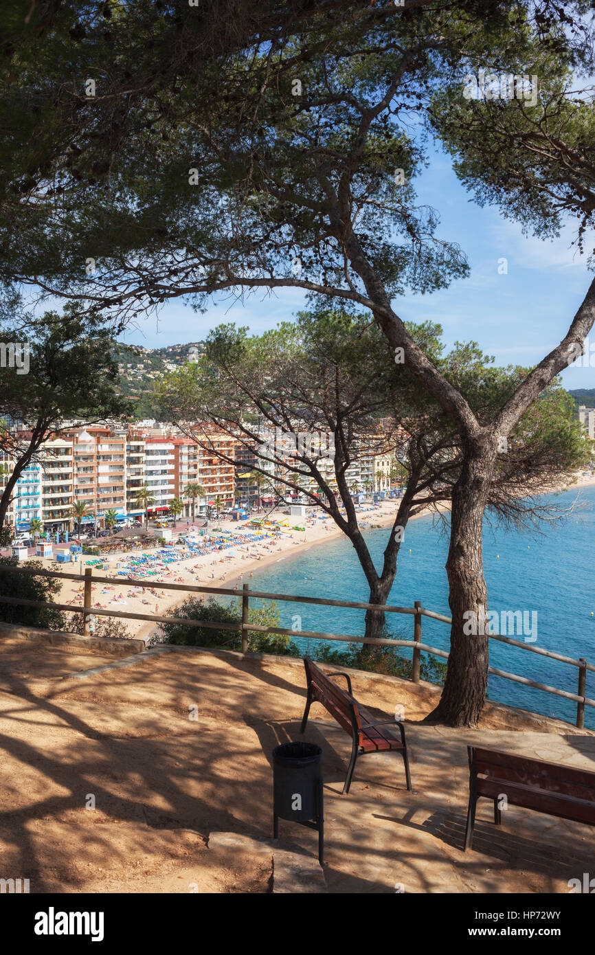 Spagna, resort città costiera di Lloret de Mar sulla Costa Brava a mare mediterraneo, punto di vista terrazza sulla collina Foto Stock