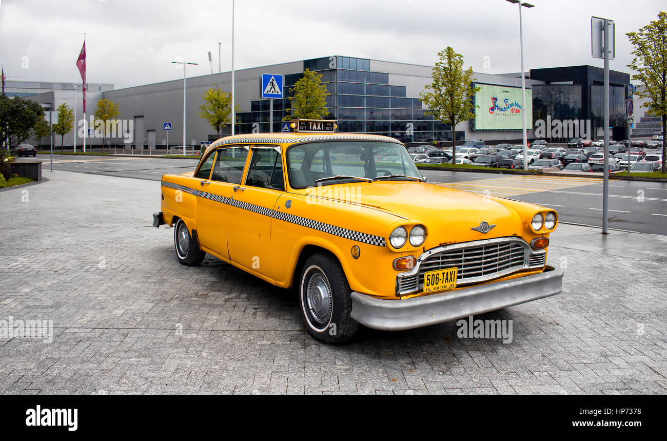 Giallo, vecchio, vintage auto taxi di fronte Vegas Mall a Mosca. Crocus Expo (centro espositivo) è in background. Foto Stock