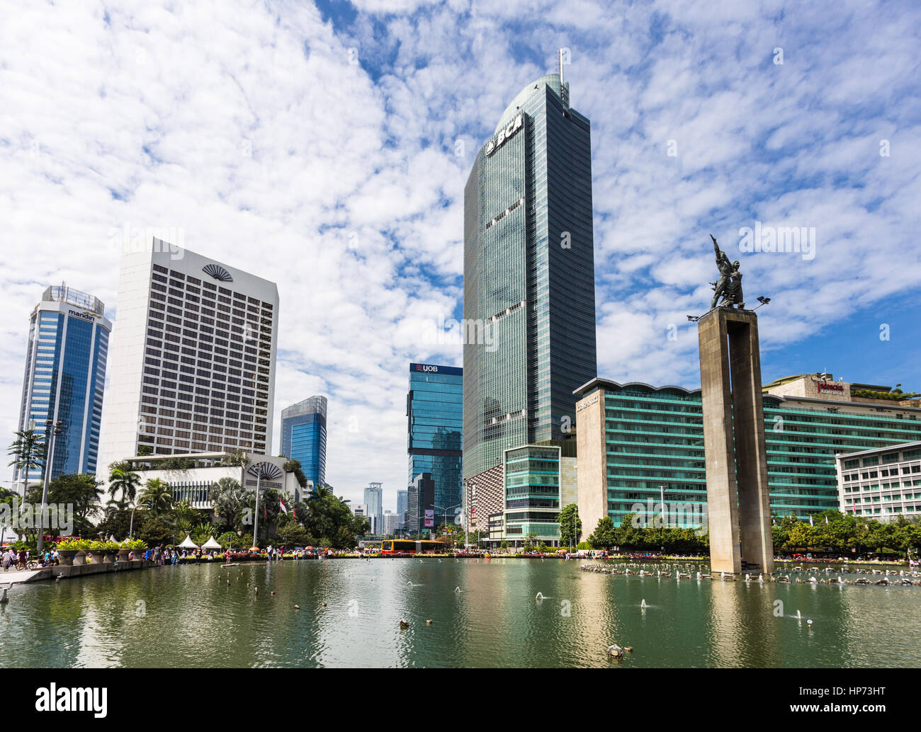 JAKARTA, Indonesia - 25 settembre 2016: alti edifici adibiti ad uffici e hotel di lusso edifici riflettono nell'acqua della fontana nel cuore di Jakart Foto Stock