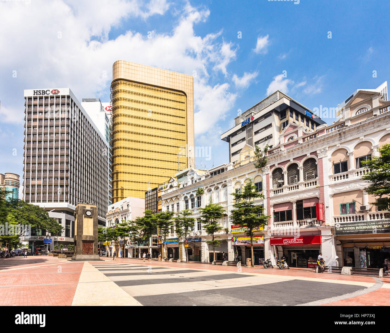 KUALA LUMPUR, Malesia - 11 gennaio 2017: architettura coloniale contrasta con i moderni edifici per uffici in Pasar Medan square a Kuala Lumpur Chinatow Foto Stock