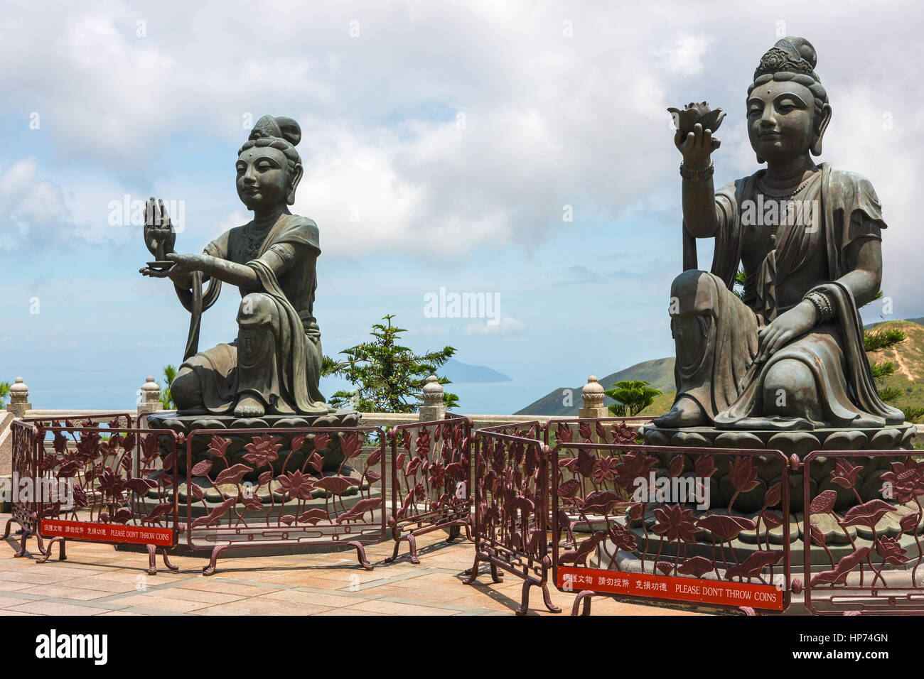 Statue buddiste rivolta verso la Piazza Tian Tan Buddha sull'Isola di Lantau Foto Stock