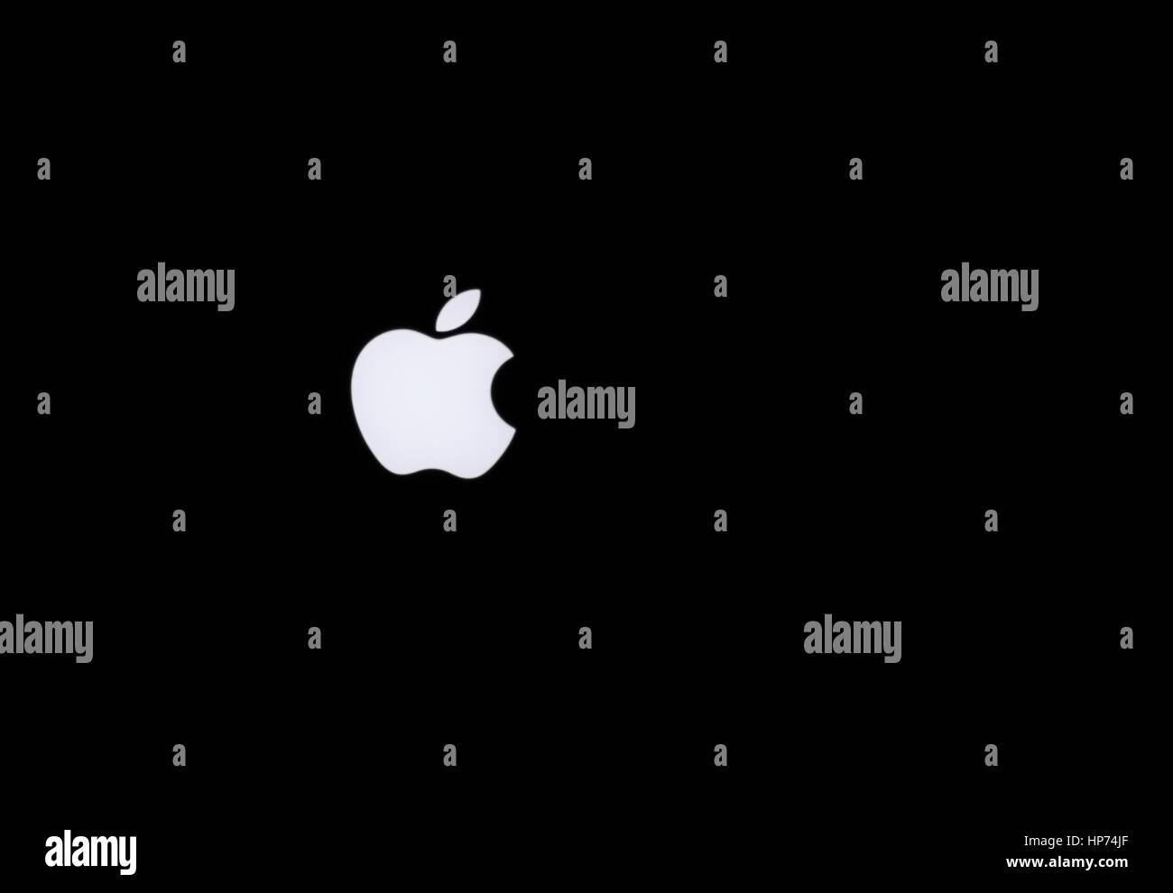 Warsawa,Poland-February 2016:superiore coperchio nero MacBook Pro 15 illuminato con il logo su sfondo nero.editoriale. Vista orizzontale. Foto Stock