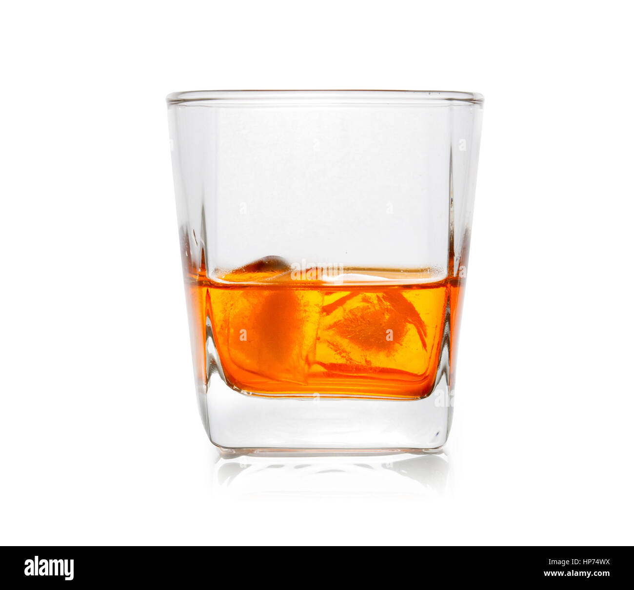 Bicchiere di scotch whisky e ghiaccio su sfondo bianco Foto Stock