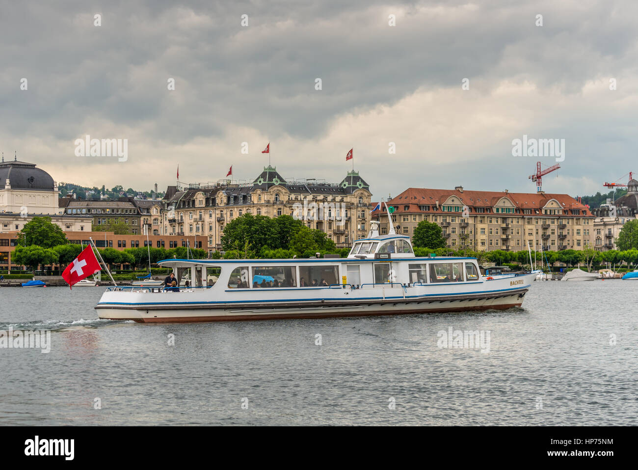 Zurich, Svizzera - 24 Maggio 2016: Escursione nave Bachtel su un viaggio di andata e ritorno sul lago di Zurigo in tempo nuvoloso, Zurigo, Svizzera, Europa. Il lago di Zurigo Foto Stock