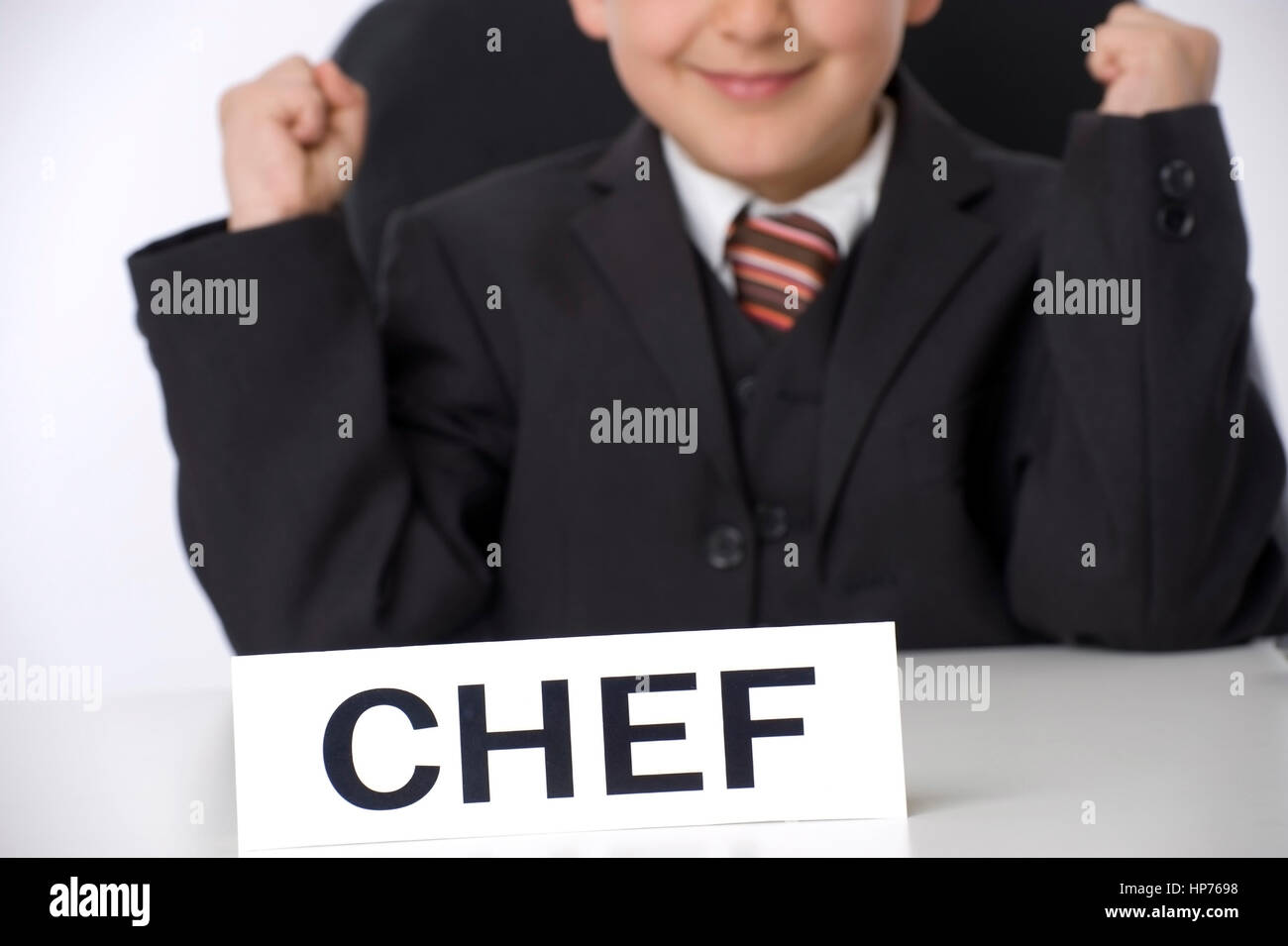 Modello rilasciato, Symbolbild Juniorchef jubelt - simbolico per junior chef Foto Stock