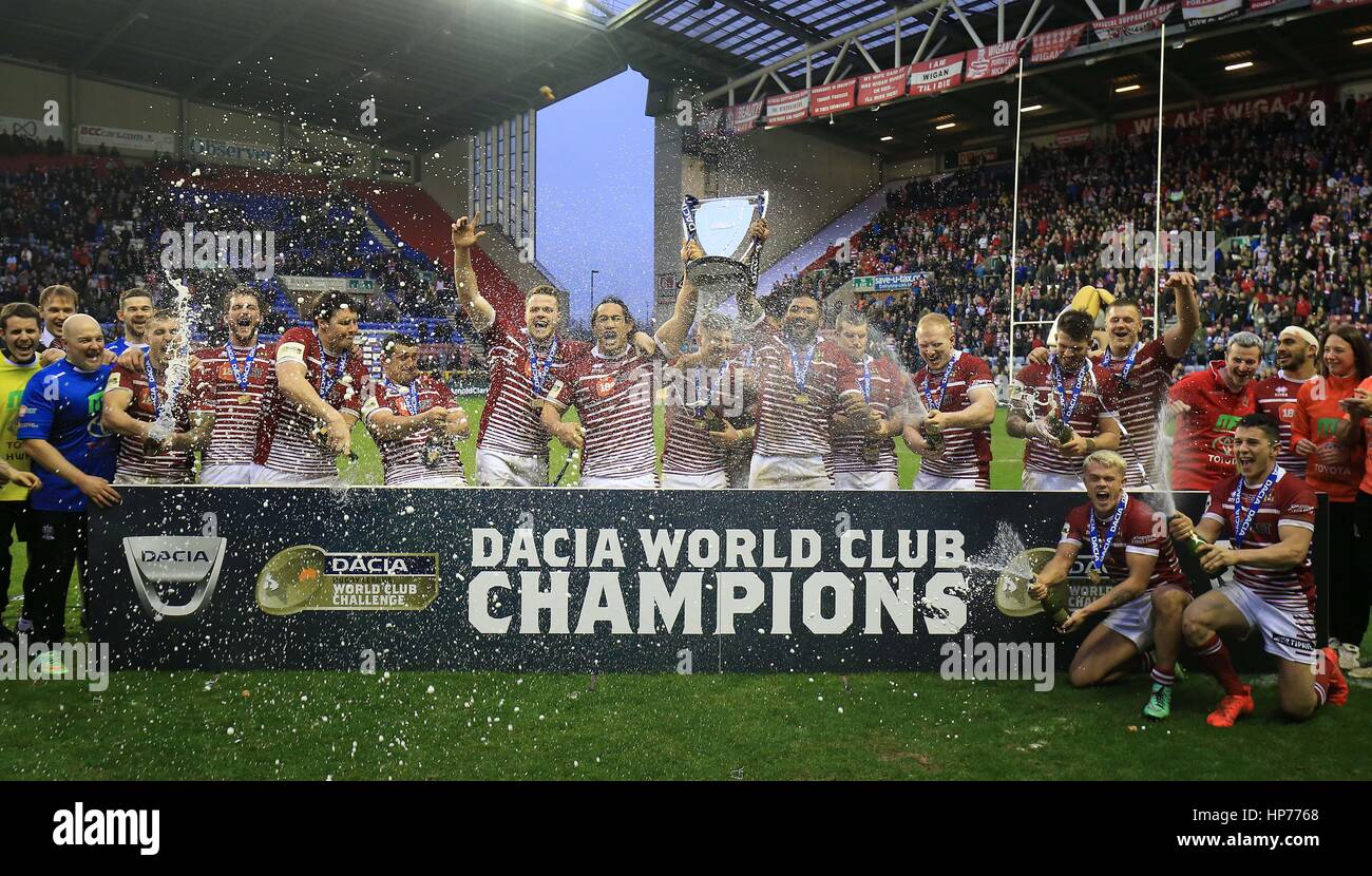 Il Wigan Warriors celebrare diventando 2017 Dacia Club mondiale champions durante il 2017 Dacia World Club serie corrispondono al DW Stadium, Wigan. Foto Stock