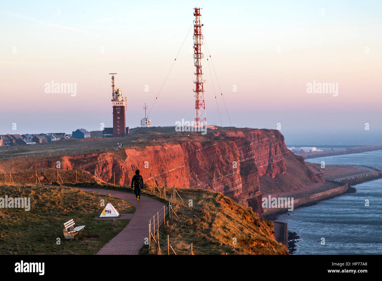 Il rosso costa ripida linea di Helgoland, un isola tedesca nel Mare del Nord, Faro e radio-sistema di relè il montante dell'antenna, Foto Stock