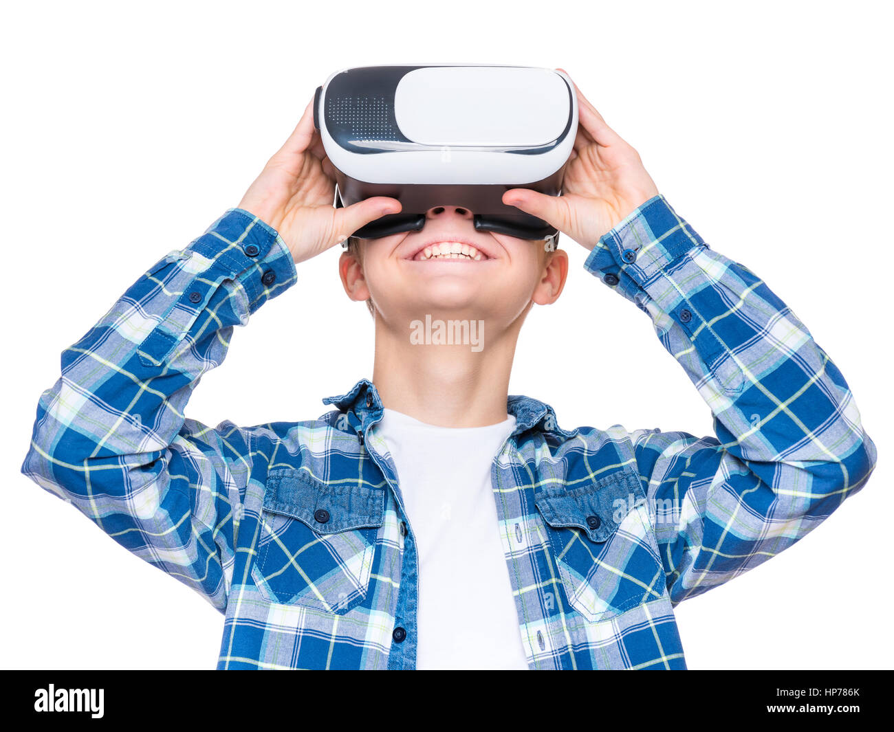 Felice teen boy indossando la realtà virtuale occhiali per guardare film o giocare con i videogiochi, isolato su sfondo bianco. Allegro sorridente adolescente cercando Foto Stock