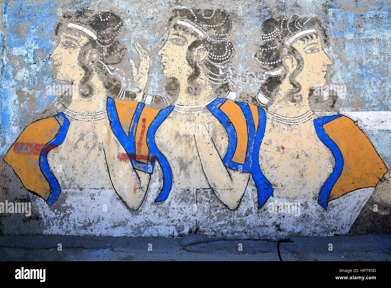Kas, Turkey-April 4, 2015: Anonimo disegni sulle pareti interne del porto frangiflutti raffigurano scene classiche: tre donne in greco vestito con plun Foto Stock