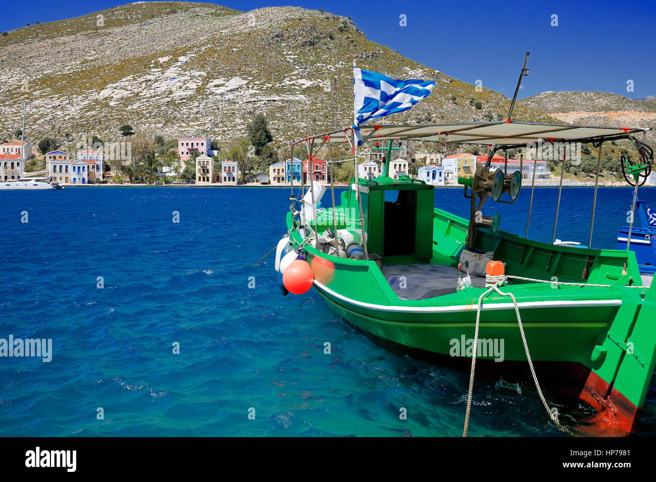 Barca da pesca ormeggiate-porto.s east side-case di Pera Meria W.lato e Mounta collina a 230 ms.sullo sfondo. Il 9.2 km2 Kastellorizo o Megisti isola Foto Stock