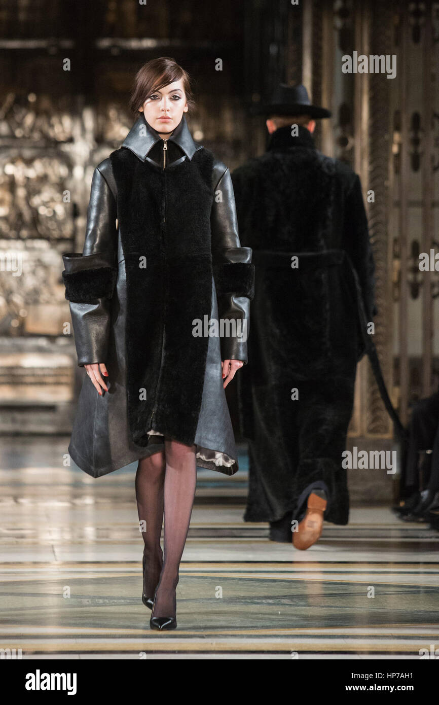 Londra, UK, 18 febbraio 2017. Un modello di passeggiate sulla pista durante la Malan Breton mostra al Fashion Scout, London Fashion Week. Foto Stock