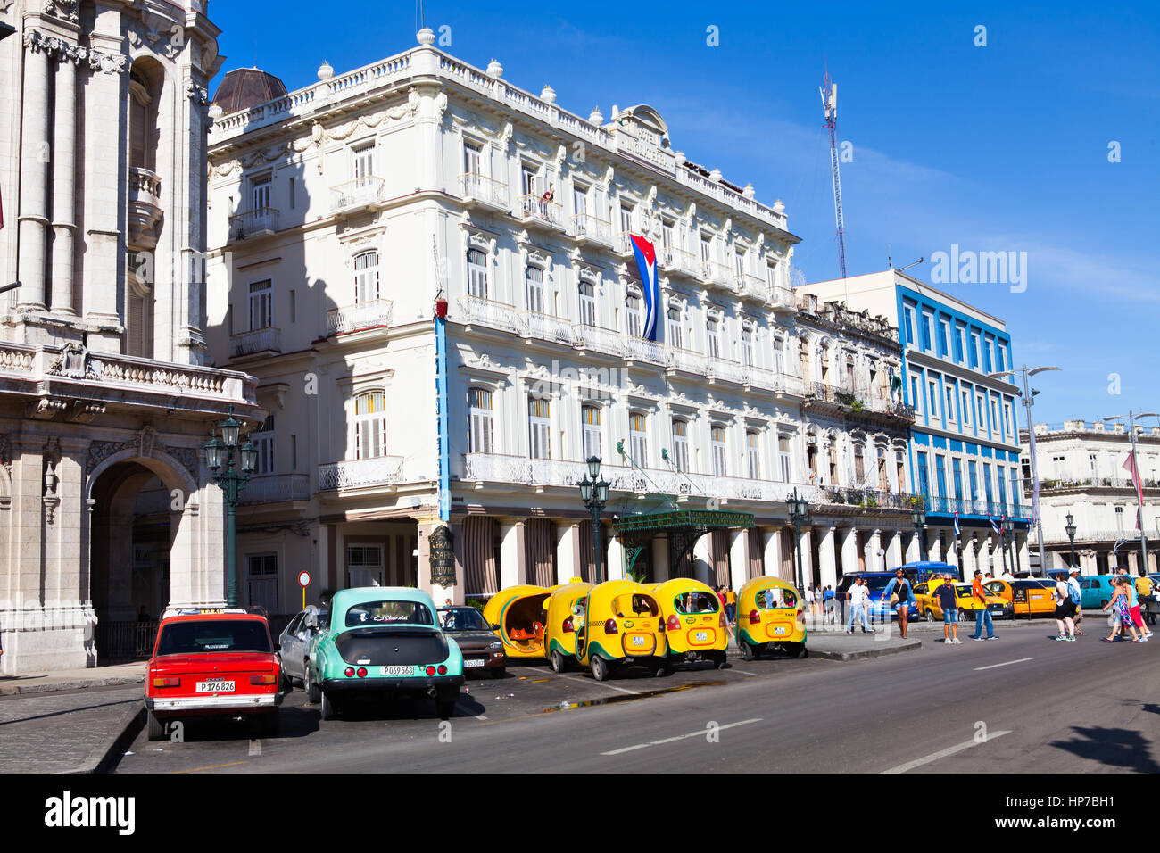 L'Avana, Cuba - Dicembre 11, 2016: Storico Hotel Inglaterra e traffico vicino al Parco Centrale Foto Stock