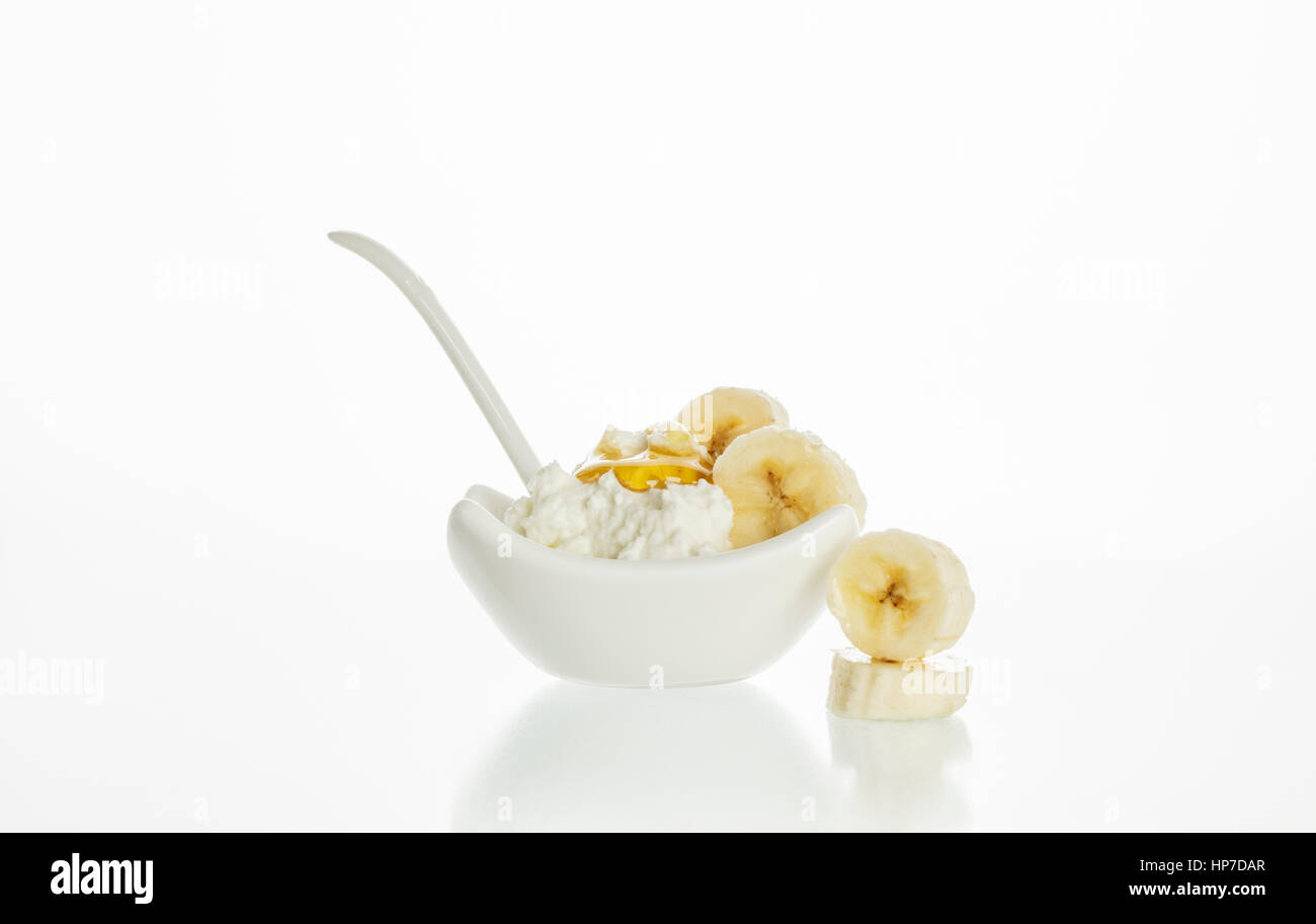 Banana, miele e Quark, ingredienti per un DIY maschera facciale o snack  sani Foto stock - Alamy