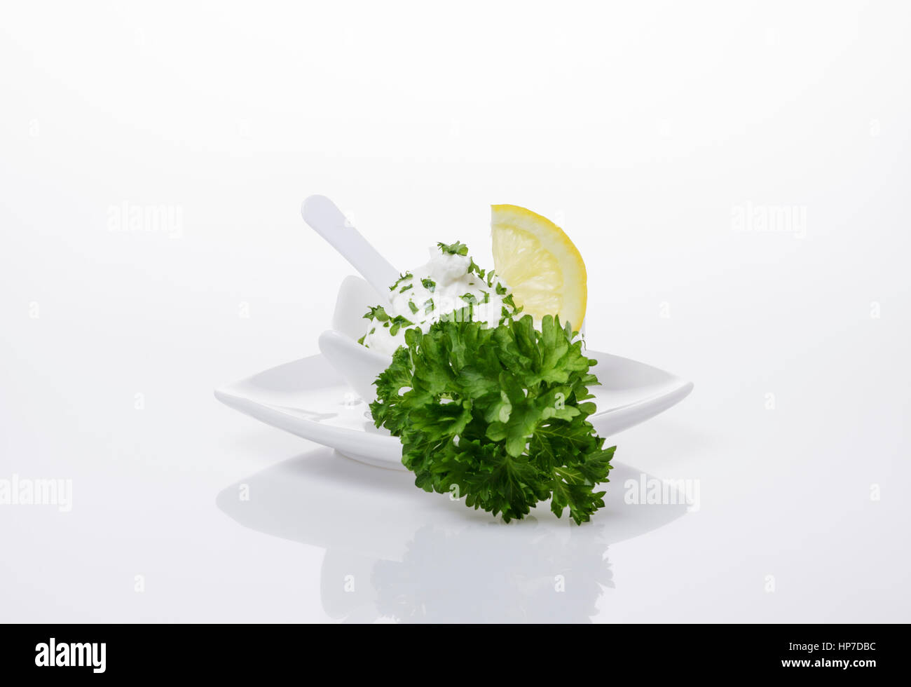 Quark e prezzemolo Ingredienti PER UN DIY maschera facciale per la pelle sensibile Foto Stock