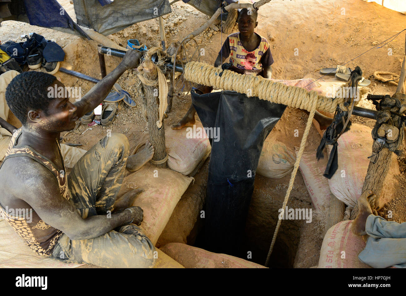 Il BURKINA FASO , Fada N'Gourma, villaggio TINDANGOU, miniere d'oro Camp PAMA, artigianale miniere d oro, ragazzo ISSAKA ZONGO, dieci anni, deve ventilare manualmente il pit miniera con aria fresca Foto Stock