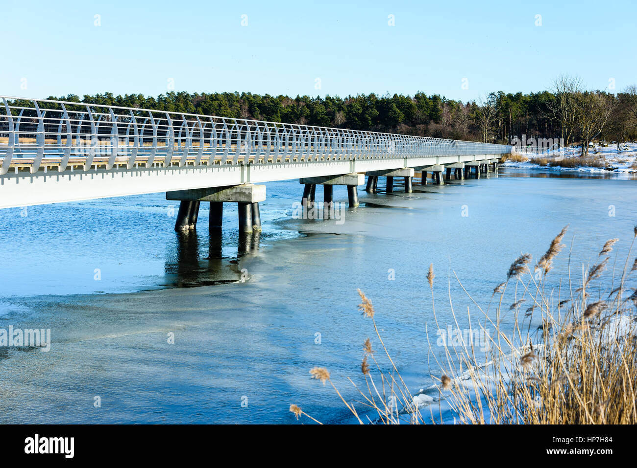 Solvesborg, Svezia - 14 Febbraio 2017: ambientale documentario di il più lungo ponte pedonale in Europa. Parte del bridge visto dall'esterno. Così Foto Stock