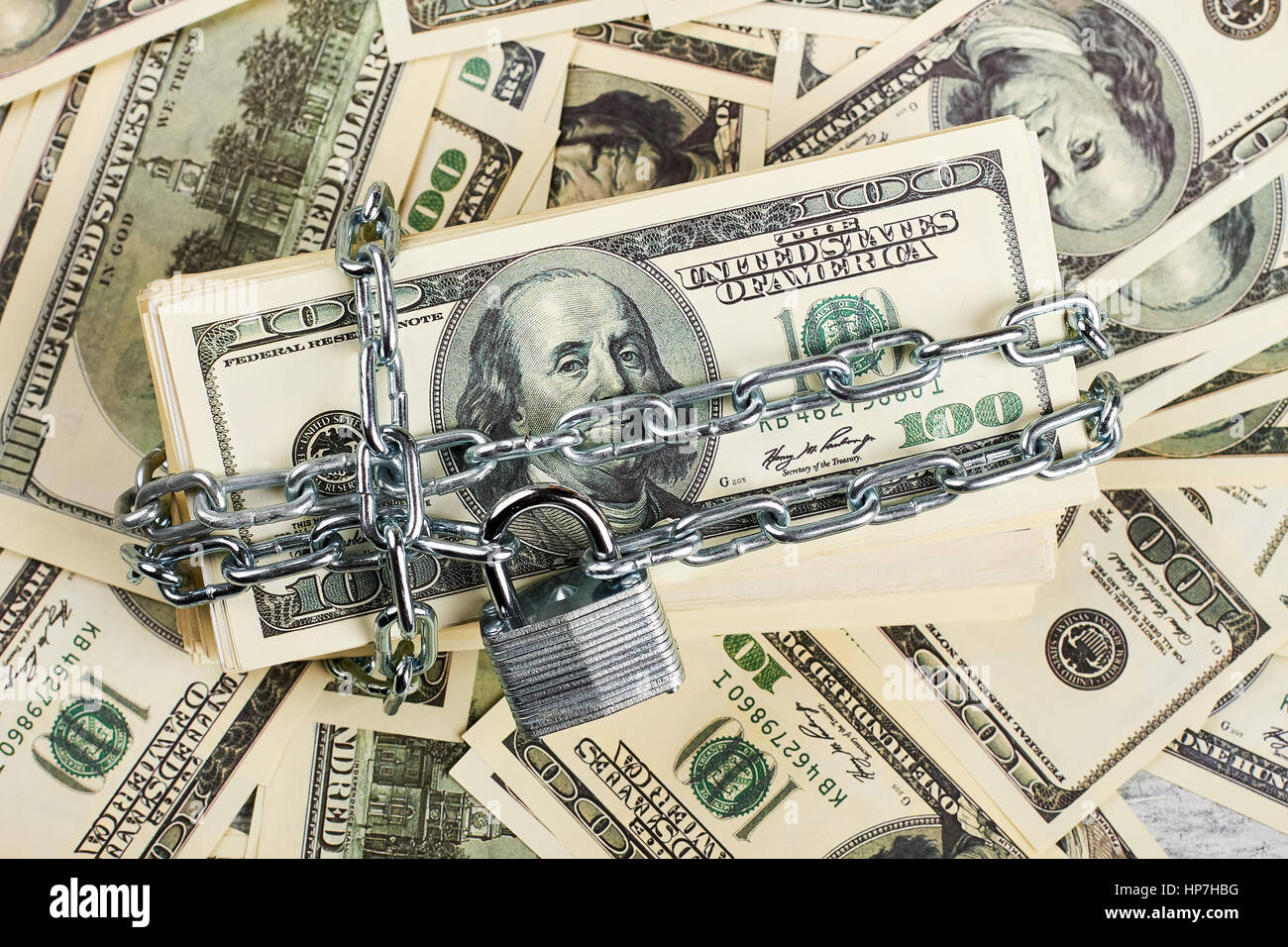Dollari americani avvolto in catena. Sicurezza finanziaria e di stabilità. Foto Stock