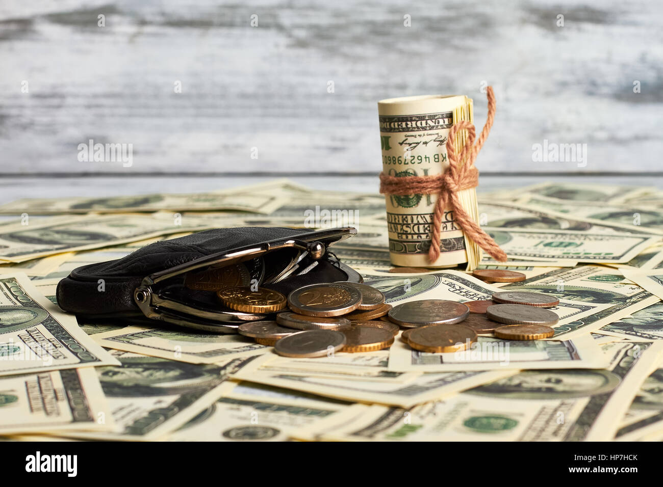 Di dollari e portamonete con monete. Redditizio affare finanziario. Foto Stock