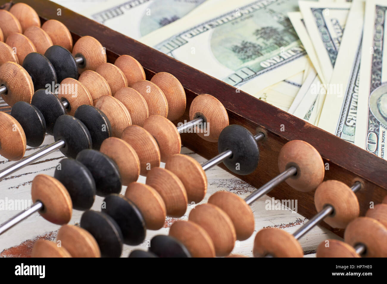 Abacus e moneta nazionale. Formula di successo finanziario. Foto Stock