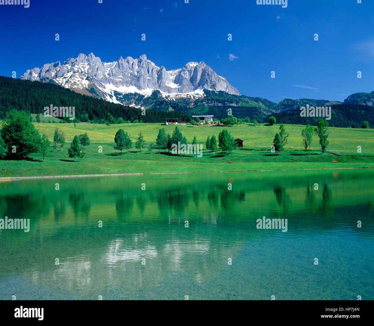 Montagne di Wilder Kaiser visualizzata su un lago nel Tirolo, Austria Foto Stock