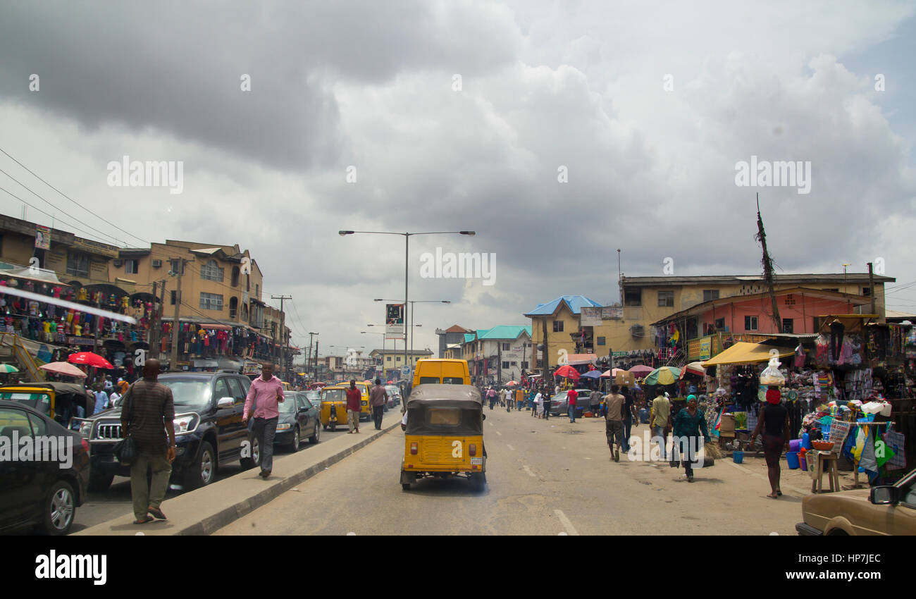 LAGOS, NIGERIA - 11 Maggio 2012: la gente per la strada in vista della città di Lagos, la più grande città della Nigeria e del continente africano. Lagos è uno dei Foto Stock