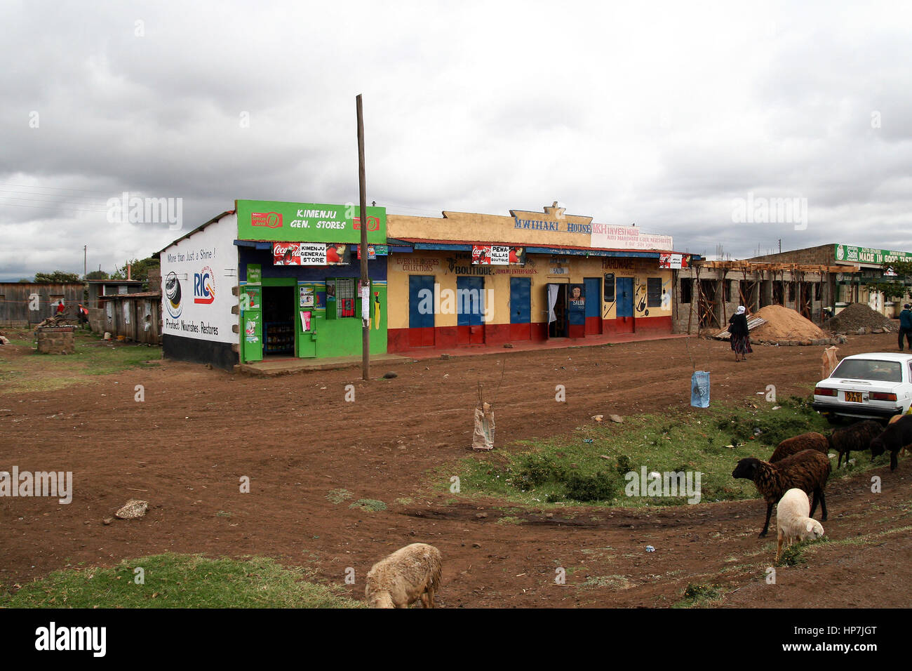 NAIROBI, KENYA - Giugno 08, 2009: Street View di un povero sobborgo di Nairobi, con colorati negozi locali vendono cose diverse Foto Stock