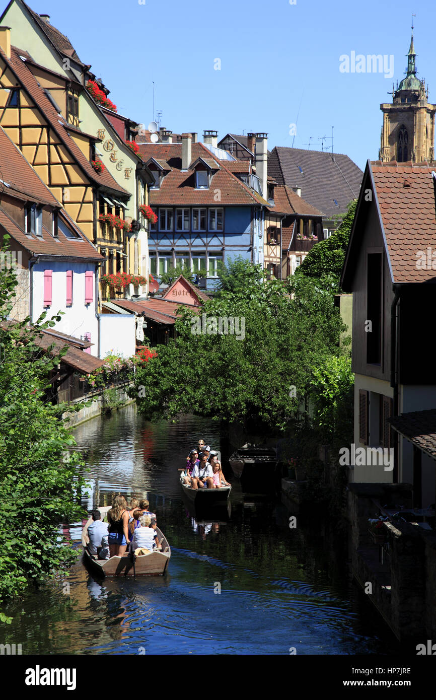 Gita in barca sul fiume Lauch nel pittoresco quartiere nel cuore della città vecchia, soprannominata Little Venice. Colmar, Haut-Rhin, Francia Foto Stock