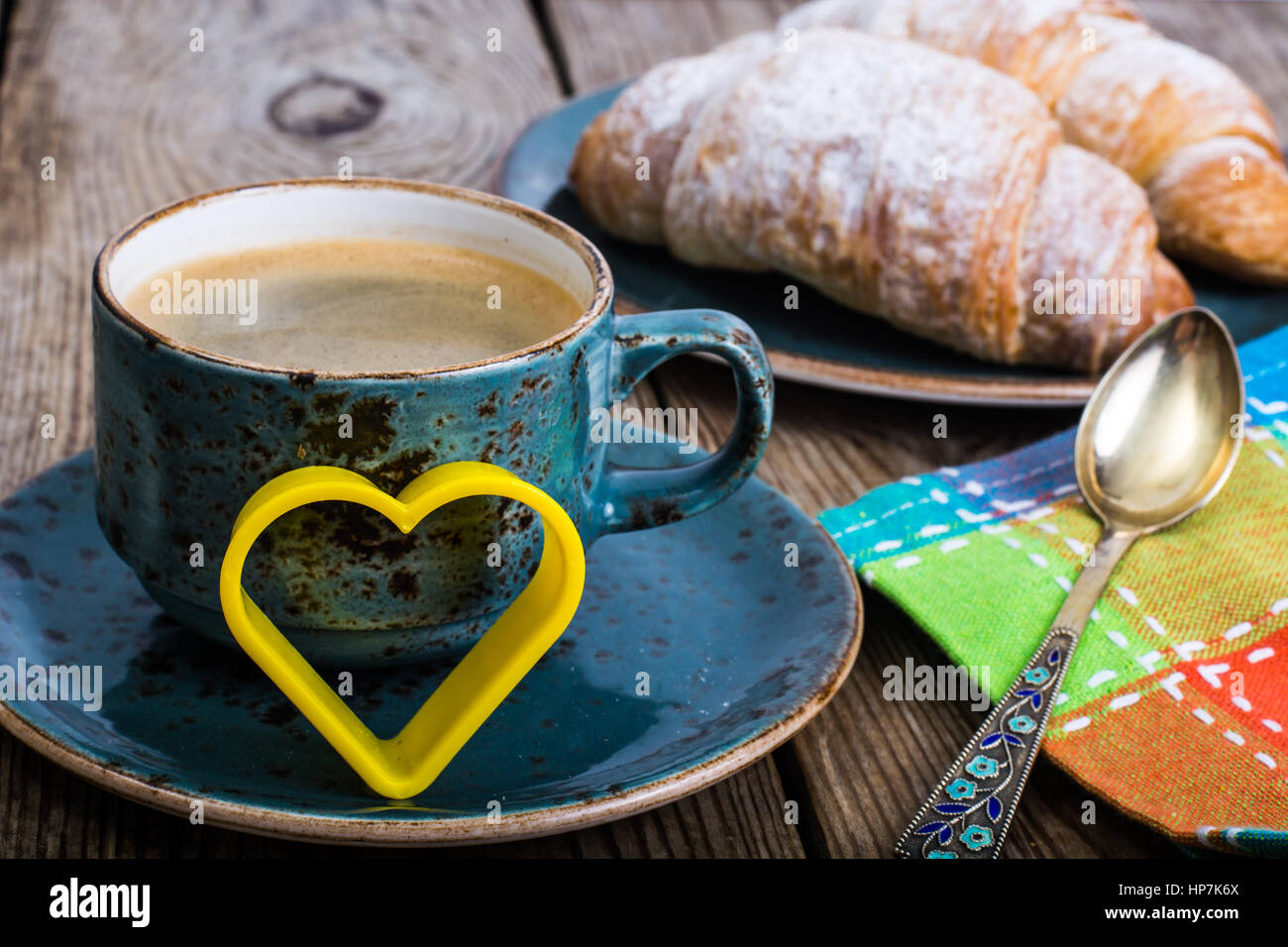 Festosa colazione a base di caffè espresso, croissant freschi, di fiori e di dono il 8 marzo compleanno. Foto Studio Foto Stock