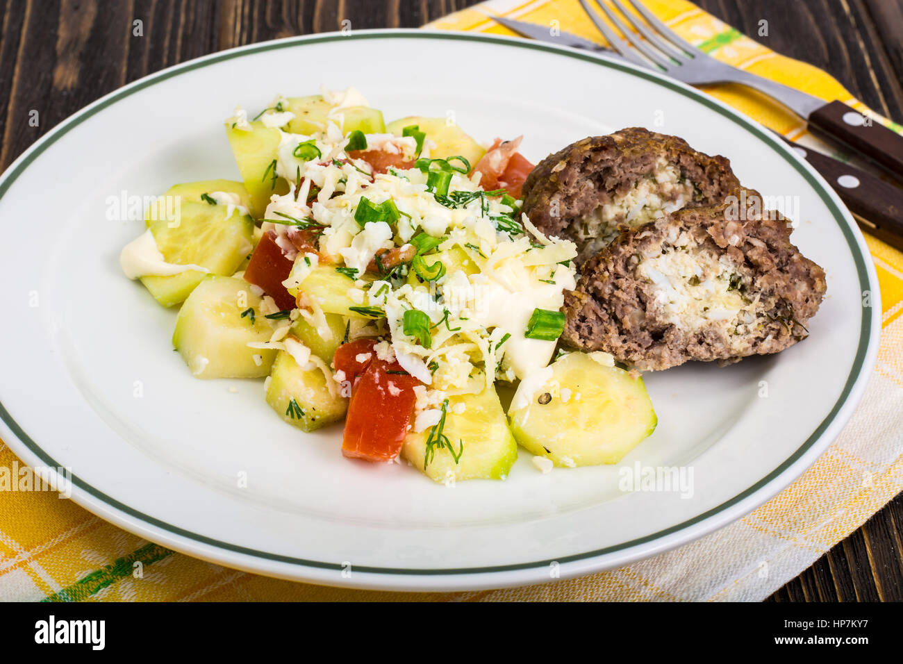 Le polpette di carne ripieni di formaggio con insalata di verdure. Foto Studio Foto Stock