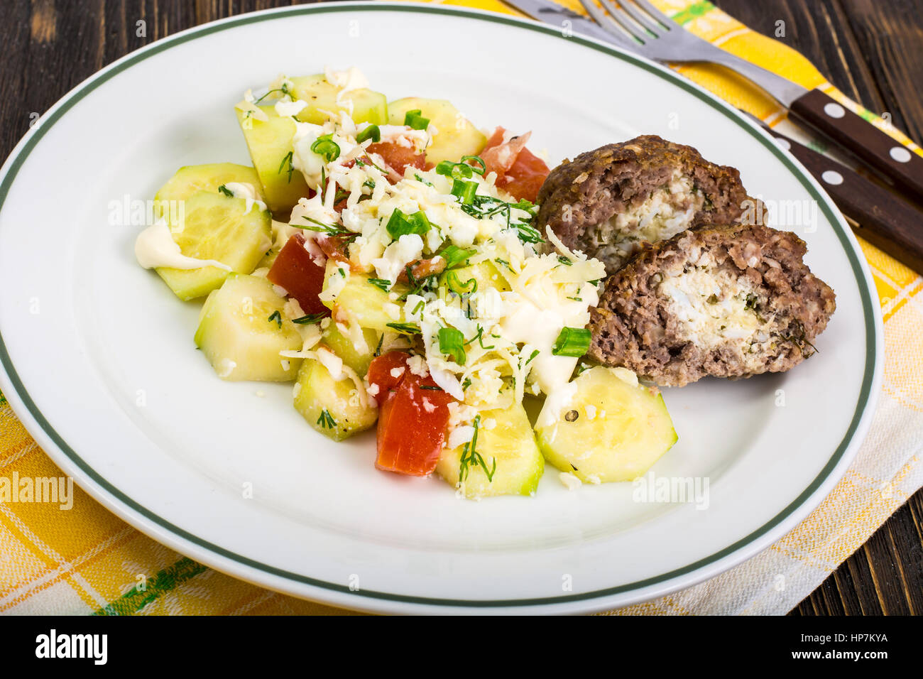Le polpette di carne ripieni di formaggio con insalata di verdure. Foto Studio Foto Stock